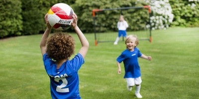 spelende kinderen met voetbal