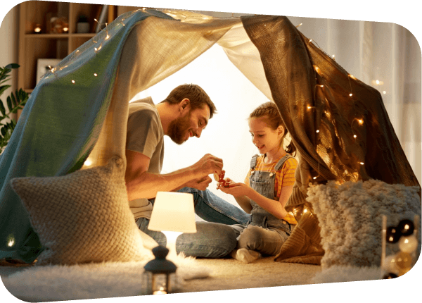 Vader en dochter spelen in een tent