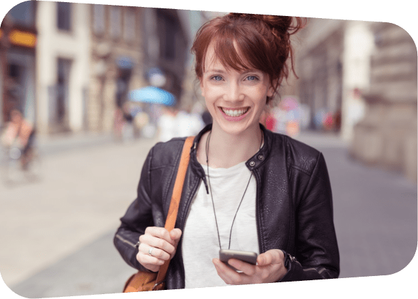 Vrouw met smartphone op straat