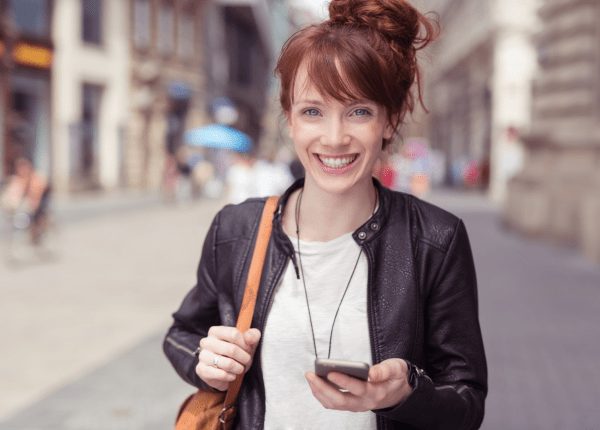Vrouw met smartphone op straat